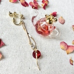 ローズティー🌹 薔薇の花弁×金箔のティーポットピアス🌹 ハーバリウム アシンメトリー