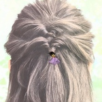 紫の花ビラと黒いビジューのヘアゴム