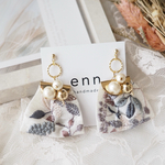 【moonlit embers】インド刺繍リボン ホワイト×ブラウン パールビジュー ピアス イヤリング 冬コーデ ギフト プレゼント