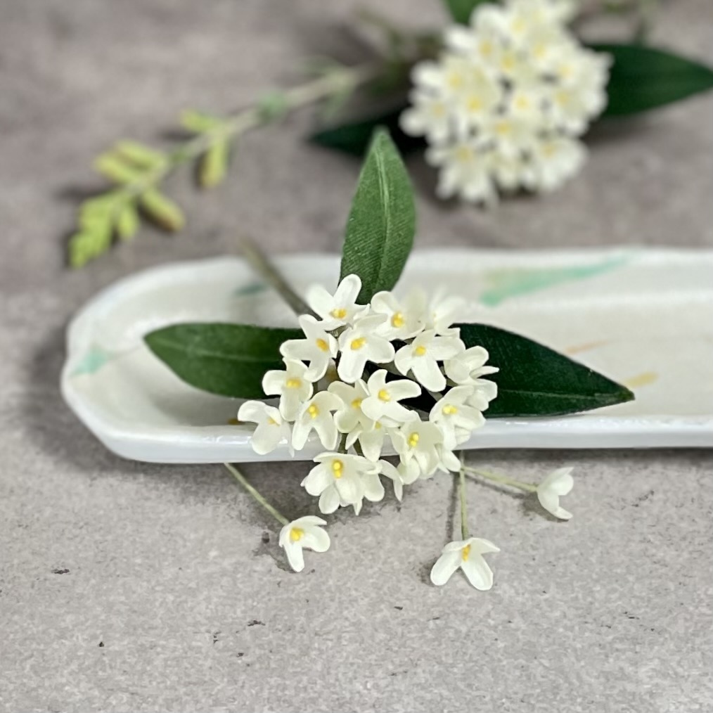 再版】布花🌿シロツメクサに四つ葉のクローバーを添えたブローチ