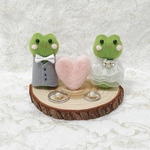 【限定1点／入籍・結婚祝いにも♡】新郎新婦かえるさんの切り株リングピロー