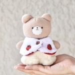 ショートケーキのお洋服がお気に入り！いつもよりちょっと特別な、こぐまのくっくのぬいぐるみ