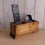 リビングにぬくもりを｜木製リモコンスタンド ワトコ仕上げ　