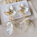 再販なし1点もの！【L152】ホワイトオーロラオレンジ　ゴールド　お呼ばれコーデ　ブライダルアクセサリー　フラワーピアス　ブライダルピアス　ブライダルイヤリング　ピアス　大人ピアス　揺れるピアス