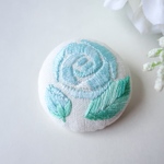 【送料無料】清楚なバラのライトブルー刺繍ブローチ