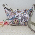 H様ご予約品＜Shirley Smith＞(シャーリー・スミス)【ホワイト×ライトピンク】でハーフムーンバッグ♪背面ファスナー付き