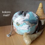 〚再販3✨️〛宇宙遊泳🐾🐋大きめおにぎりが入る☆ころんとまるい巾着ポーチ・おとぎの国の猫と仲間たち×水玉グレー(*˘︶˘*).｡.:*♡