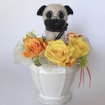 パグとプリザーブドフラワーのアレンジメント