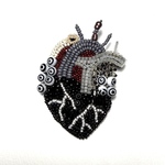 心臓 ビーズ刺繍ブローチ