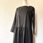 シンプルな黒のワンピース