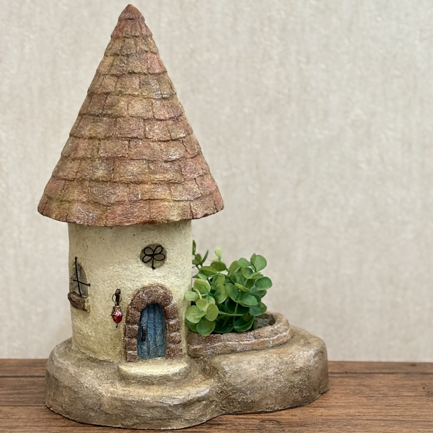 「レンガ色の三角屋根　花壇付」