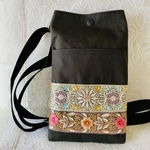 サコッシュ　スマホポシェット　ポーチ　スマホショルダー　インド刺繍リボン付き 長財布が入る黒の可愛いショルダーバッグ