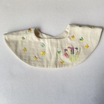 やさしい花畑とちょうちょの手刺繍スタイ／アイボリー  【Blooming Days】