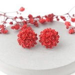 差し色コーデに 真紅の梅の花ピアス 個性的 つまみ細工 着物 浴衣 和装 和風 金属アレルギー対応 チタンポストピアス