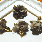 【再販×4】<4個> お花のタッセル チャーム キーホルダー  シルバーグレー