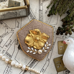 シックな満開の花の本革ブローチ