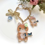 レジン　魚🐟を持った親子な猫たち10　バッグチャーム　サーモンオレンジ