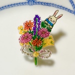 花束　ひょっこり　おめかしうさぎ　ブローチ