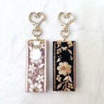 刺繍リボンとネコのハートキーホルダー【Blooming Cats】