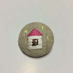 刺繍 くるみボタン ちいさなお家のブローチ