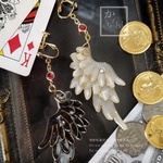 （Red）ギャンブラーの翼イヤリング（earrings of wings〜black or white？〜）