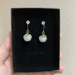 【Jewel Apple】「天然ウェロオパールの虹色🍏ピアス」【選べるピアス・イヤリング】　金属アレルギー対応　合計約8カラット　リンゴ　りんご　オパール　10月　誕生石