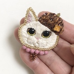 【短毛ペルシャ猫】手刺繍ブローチ 秋 金木犀 ベレー帽 2way仕様(バッグチャームオプションあり) 猫の日 うちの子