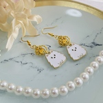 プチプラ-まんまる白いもふもふ犬のおすわりピアス（イヤリング）【No.325】