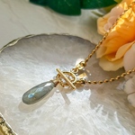 【一点物】ラブラドライト ブリオレットペアシェイプ ボールチェーン  マンテルタイプ ネックレス ゴールド