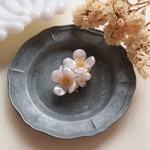 クリップ付き花水木のブローチ（ホワイト）＊上品 パール はなみずき ハナミズキ 花 春 チェコガラス セラスパール ムーンパール フロスト加工 2way ヘアアクセサリー