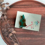 グリーン×ブラウンの個性的な猫の小さなレジンブローチ