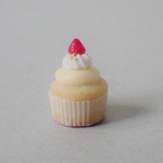 いちごとカスタードクリームのカップケーキ【ミニチュア】