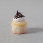 ミルククリームとチョコレートソースのカップケーキ【ミニチュア】