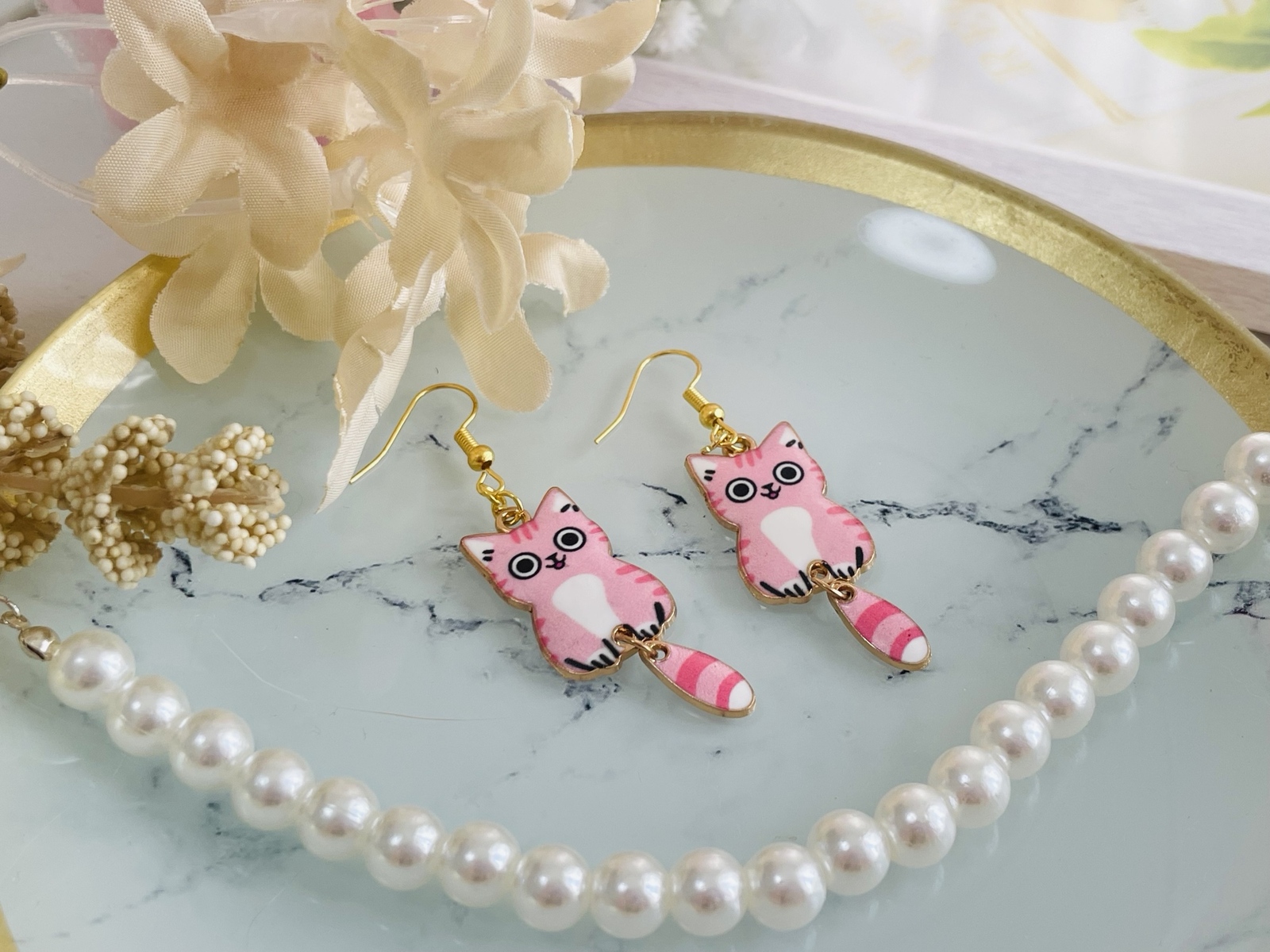 専用★ビーズ刺繍ピアス　ハンドメイドピアス　動物モチーフ　アニマルピアス もふ猫さん(イエロー)のビーズ刺繍ピアス ピアス（スタッド・一粒