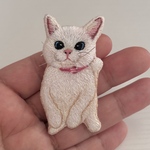 刺繍 ブローチ ☆ おすまし立ち白猫タン