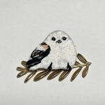 シマエナガの刺繍ブローチ　野鳥シリーズ　小鳥