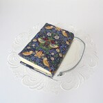 ウィリアムモリス いちご泥棒 文庫本カバー　手刺繍イニシャルも可能です　聖書カバー・讃美歌カバー・ブックカバー