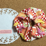 紅白の市松に菊の花のシュシュ