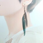 さりげないオーシャンブルーフェザーピアスorイヤリング
