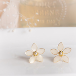 ベルフラワー花ピアス ミルキーホワイト×パール ゴールドライン 軽量ワイヤーレジン ディップアート ディップフラワー　ワンポイント
