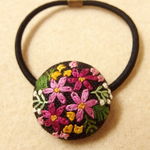 ピンク花のブーケ刺繍 くるみボタンヘアゴム