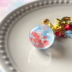 彼岸花と秋空のキーホルダー　レジン　雲レジン　空　秋　風景　青空　花畑