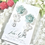 ✳️受注生産✳️【青い薔薇の咲く頃に】メタリックアイスブルーのバラのピアス マニキュアフラワー
