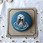 はいポーズ♪ラッコ　刺繍ブローチ