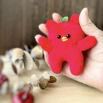 リンゴのくまだくん。手のひらサイズのぬいぐるみ