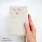 ストレスフリー　ベルギーリネンのブックカバー【コスモス・ナチュラルベージュ】手刺繍　文庫本