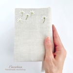 ストレスフリー　ベルギーリネンのブックカバー【デイジー・ナチュラルベージュ】手刺繍　文庫本