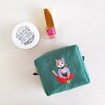 ハチワレ猫のほのぼのポーチ（ボックス型ファスナーポーチ、刺繍、グリーンリネン、麻）