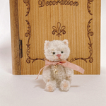 ミニチュア　ふわもこ大ネコちゃん　白猫×アンティークローズ×星チャーム