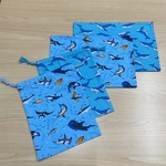 生地入荷！‼️ サイズはオプションから【給食2点セット】水色 鮫 サメ柄 🦈 シャークランチョンマット コップ袋 男の子 小学校 オックス